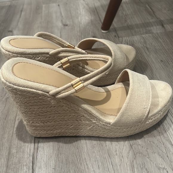 Beige platform wedges ! - Picture 2 of 3